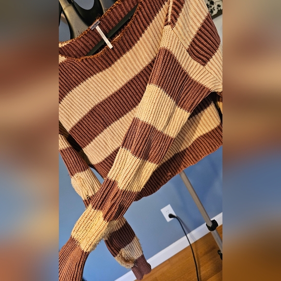 FREE PEOPLE DISTRESSED SWEATER - OFF SHOULDER/ SCOOP NECK - CROPPED - Picture 4 of 5